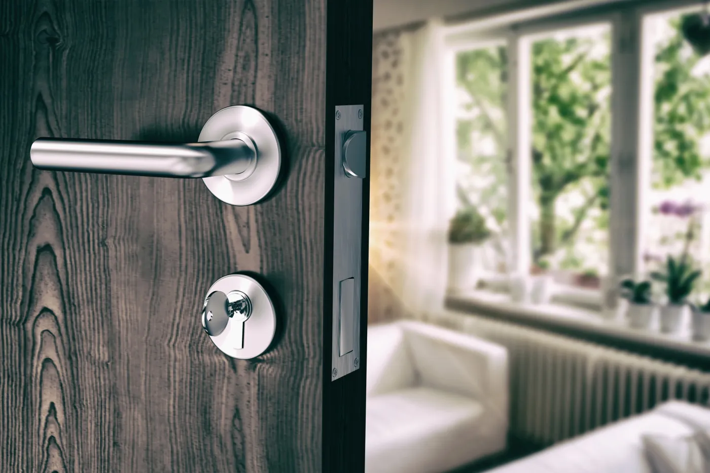 Poignée de porte et serrure d'un logement résidentiel à Bois-Colombes, salon clair en arrière-plan